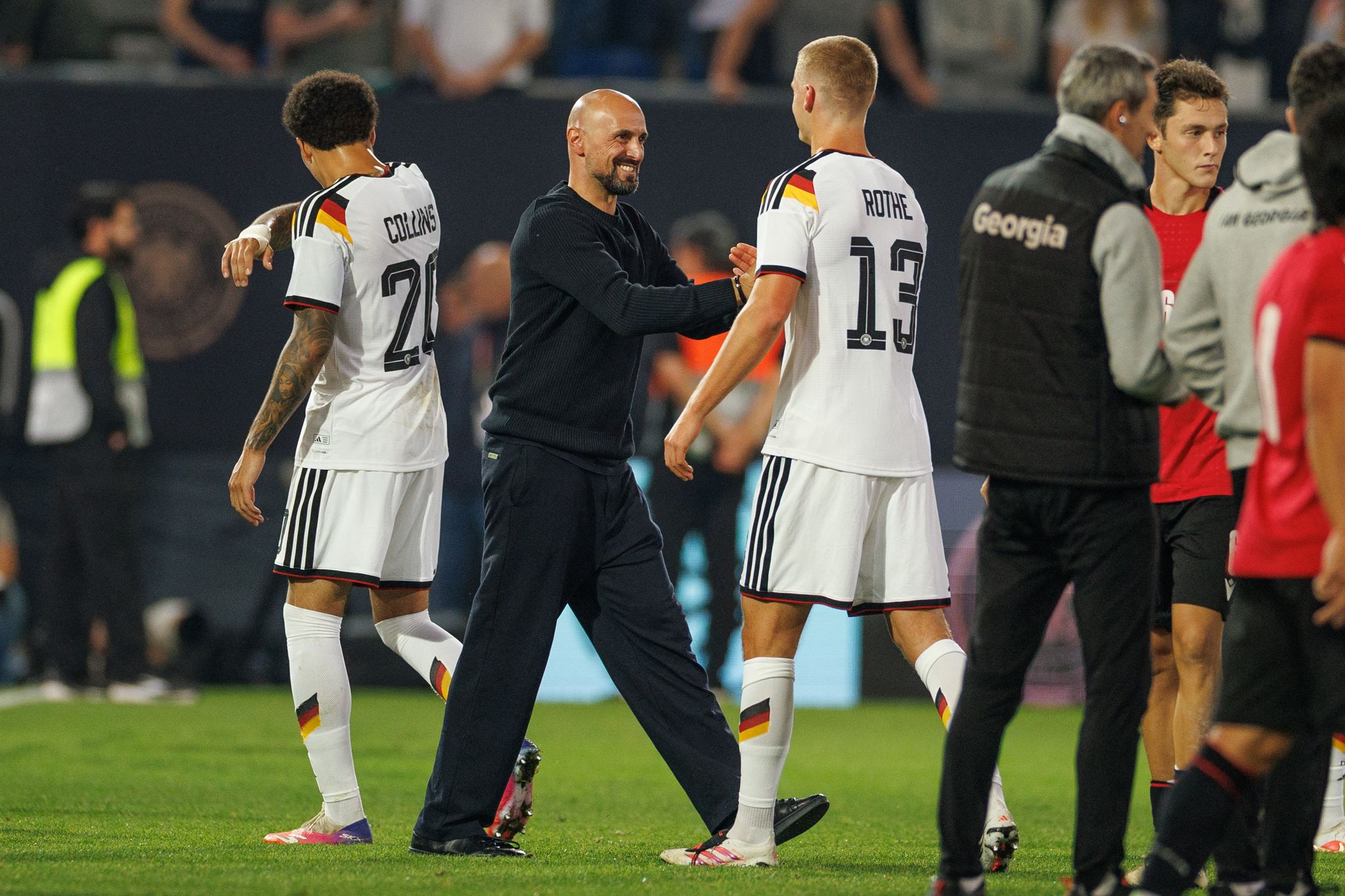 Trainer Antonio Di Salvo gratulierte seinen Spielern zur EM-Qualifikation.