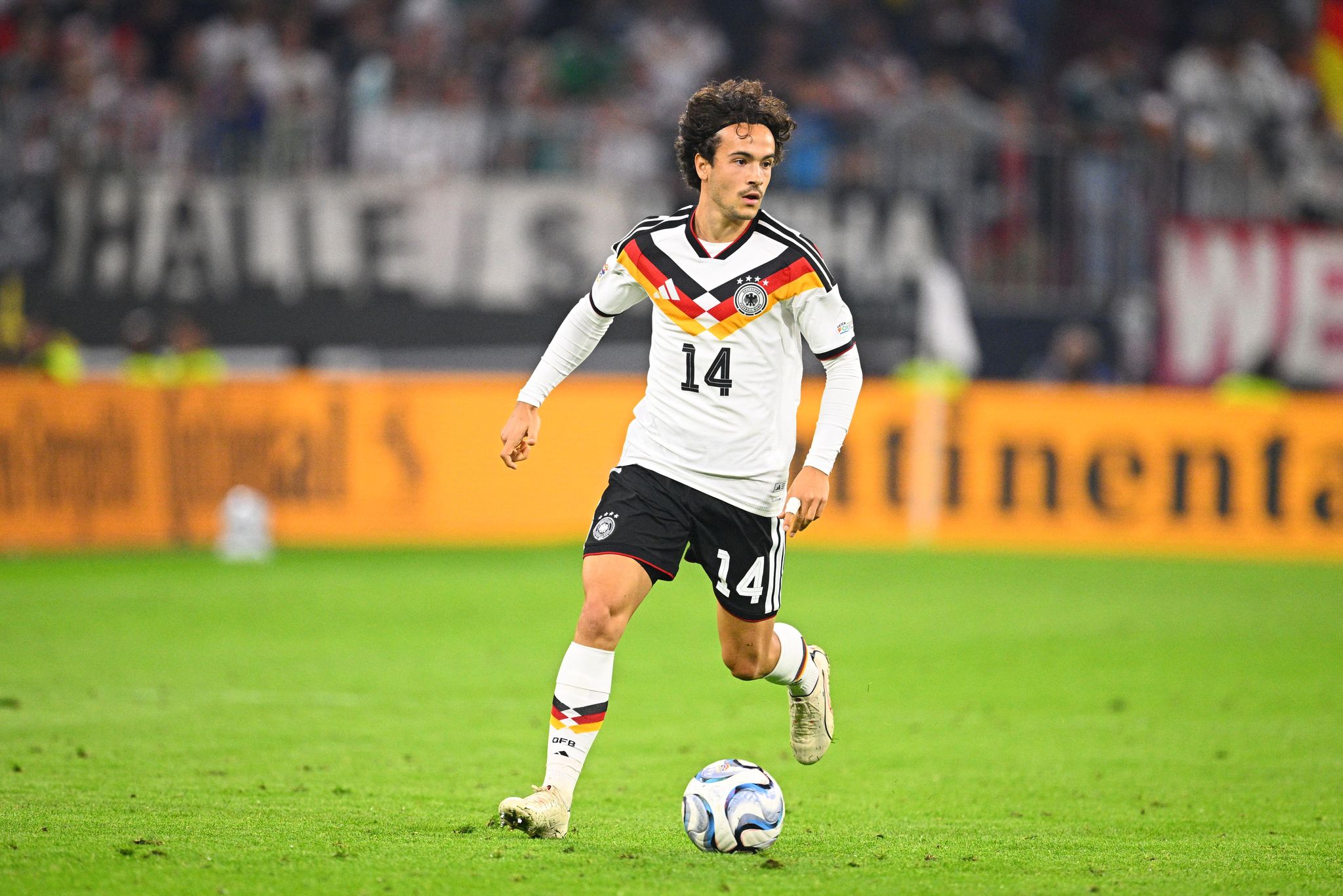 Ein Eintrag ins DFB-Geschichtsbuch: Mika Baur ist der 1000. Nationalspieler.