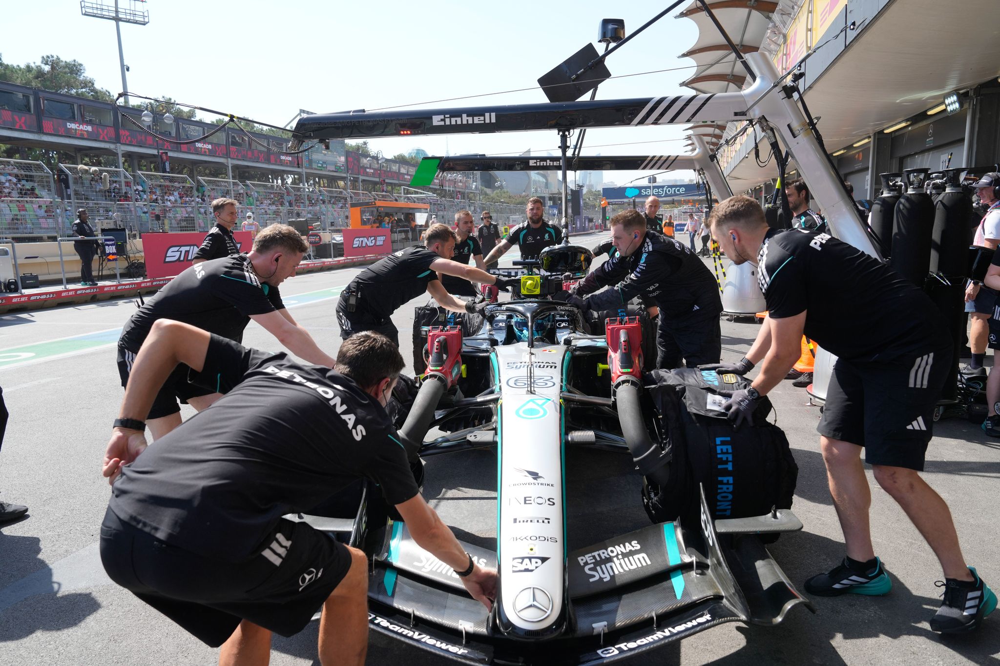 George Russell gibt in Baku das Tempo vor.