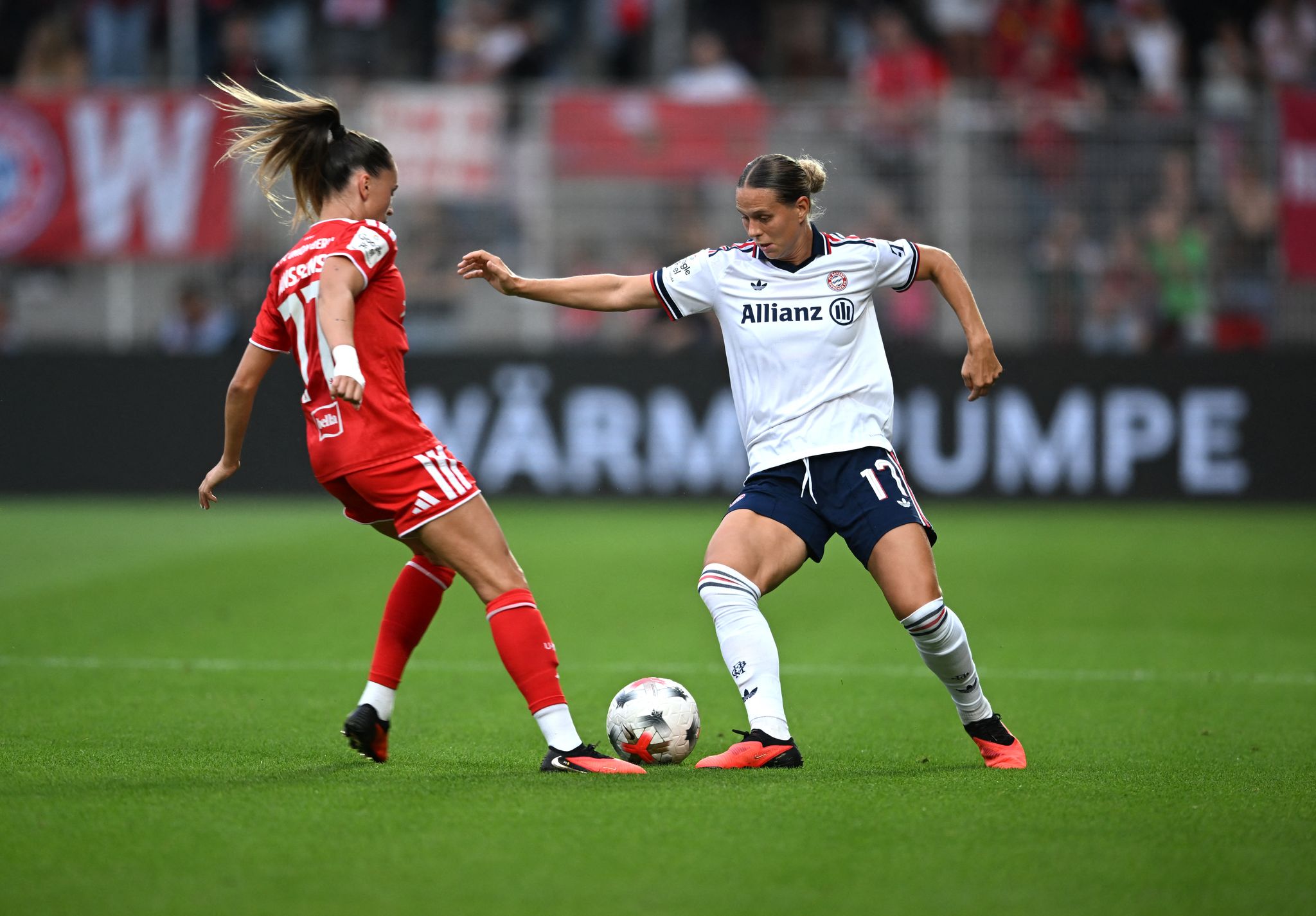 Bundesliga (Nationalspielerin Klara Bühl/r.) mit Nike-Kredit? (Archivbild)