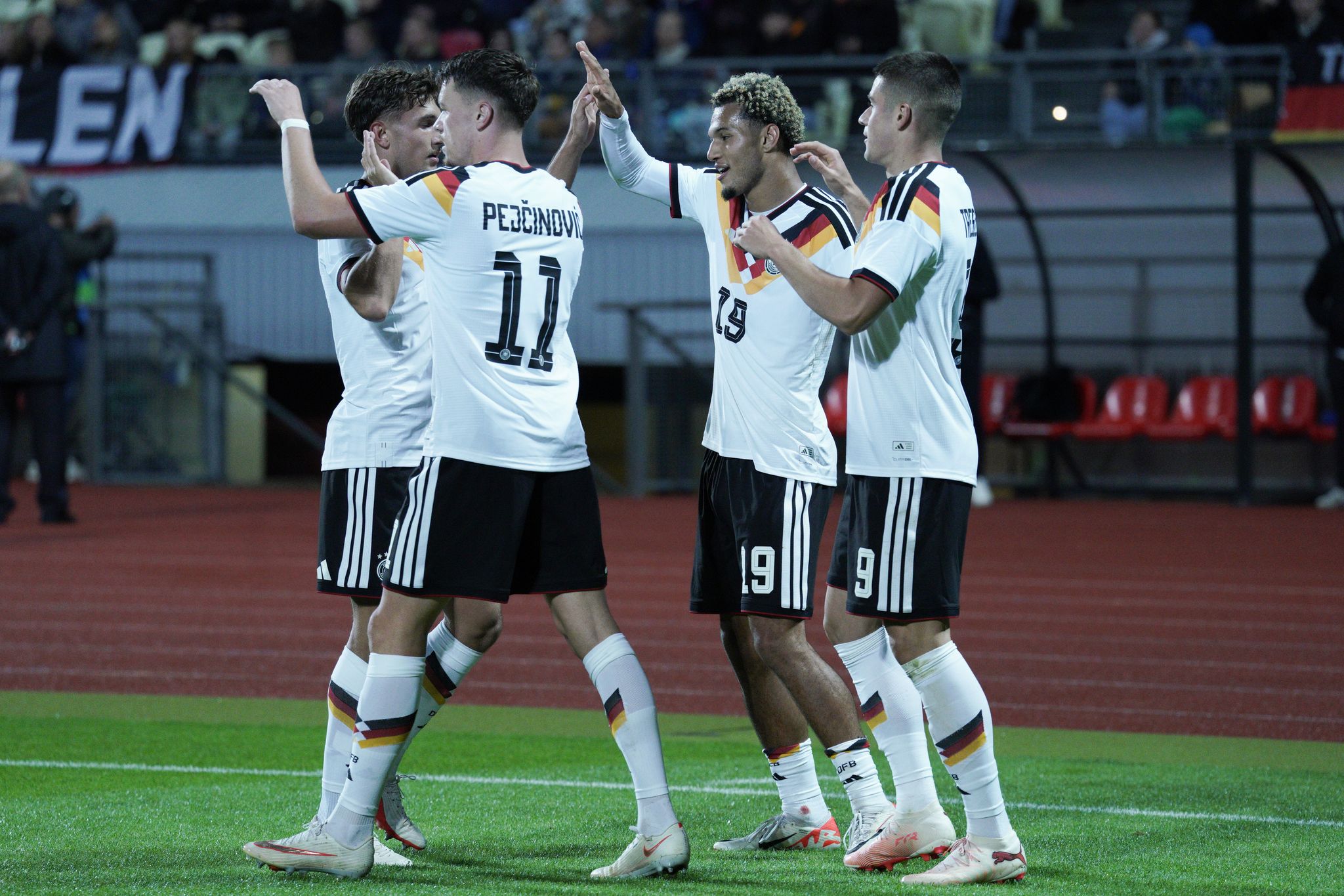 Die deutsche U21 um Paris Brunner (2.v.r.) jubelt über den Sieg in Lettland.