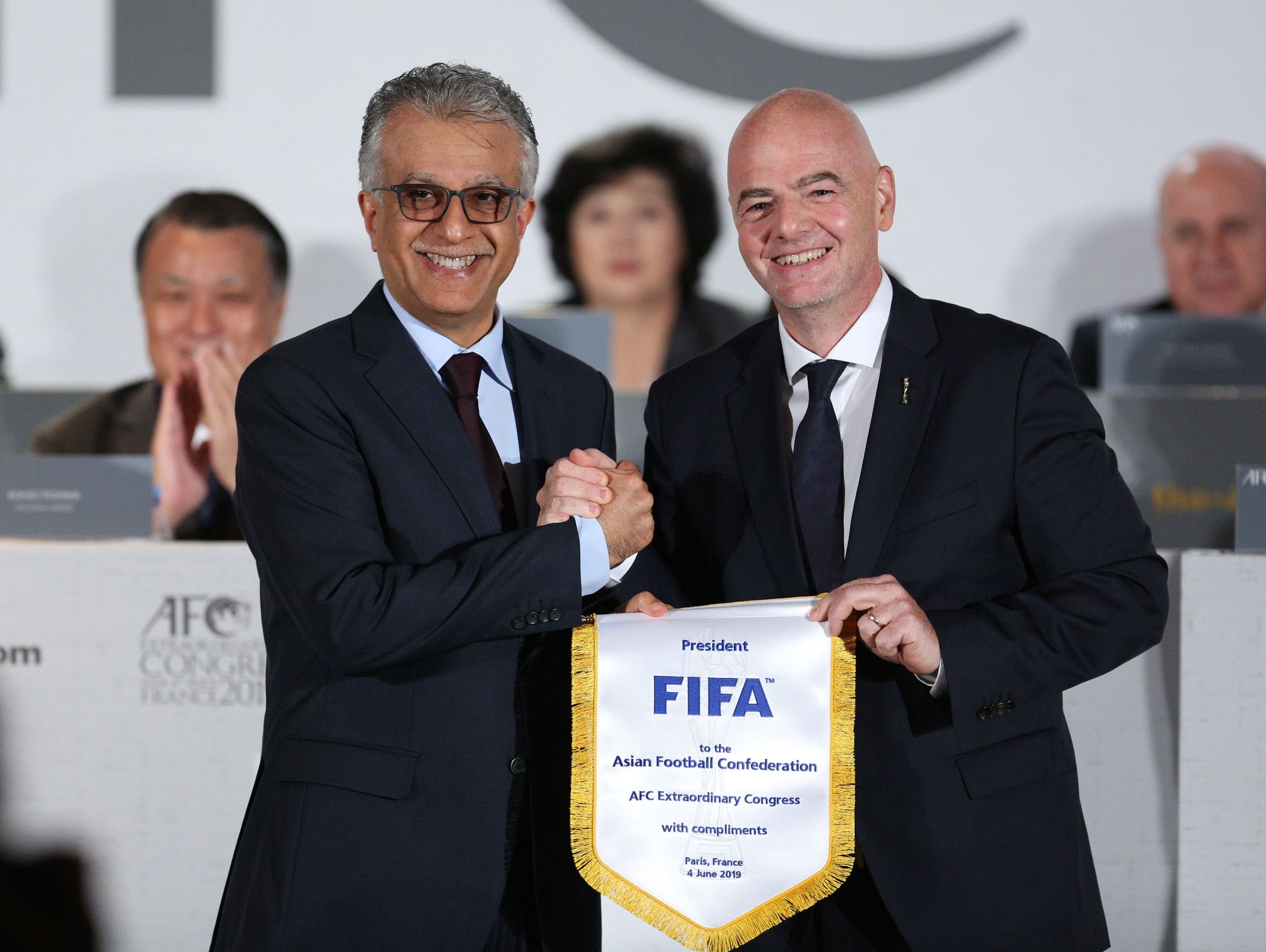 Gianni Infantino (r) mit Salman bin Ibrahim al-Chalifa, Chef des asiatischen Fußballverbands.