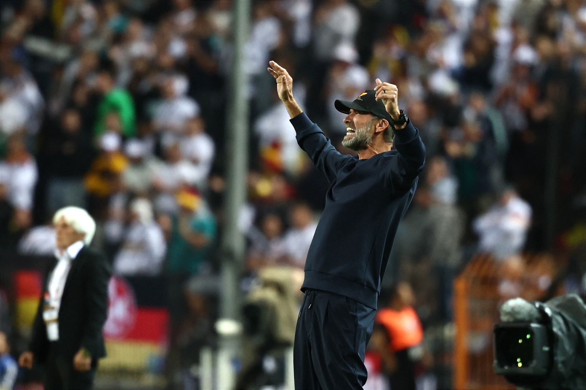 Jürgen Klopp in Aktion am Spielfeldrand.