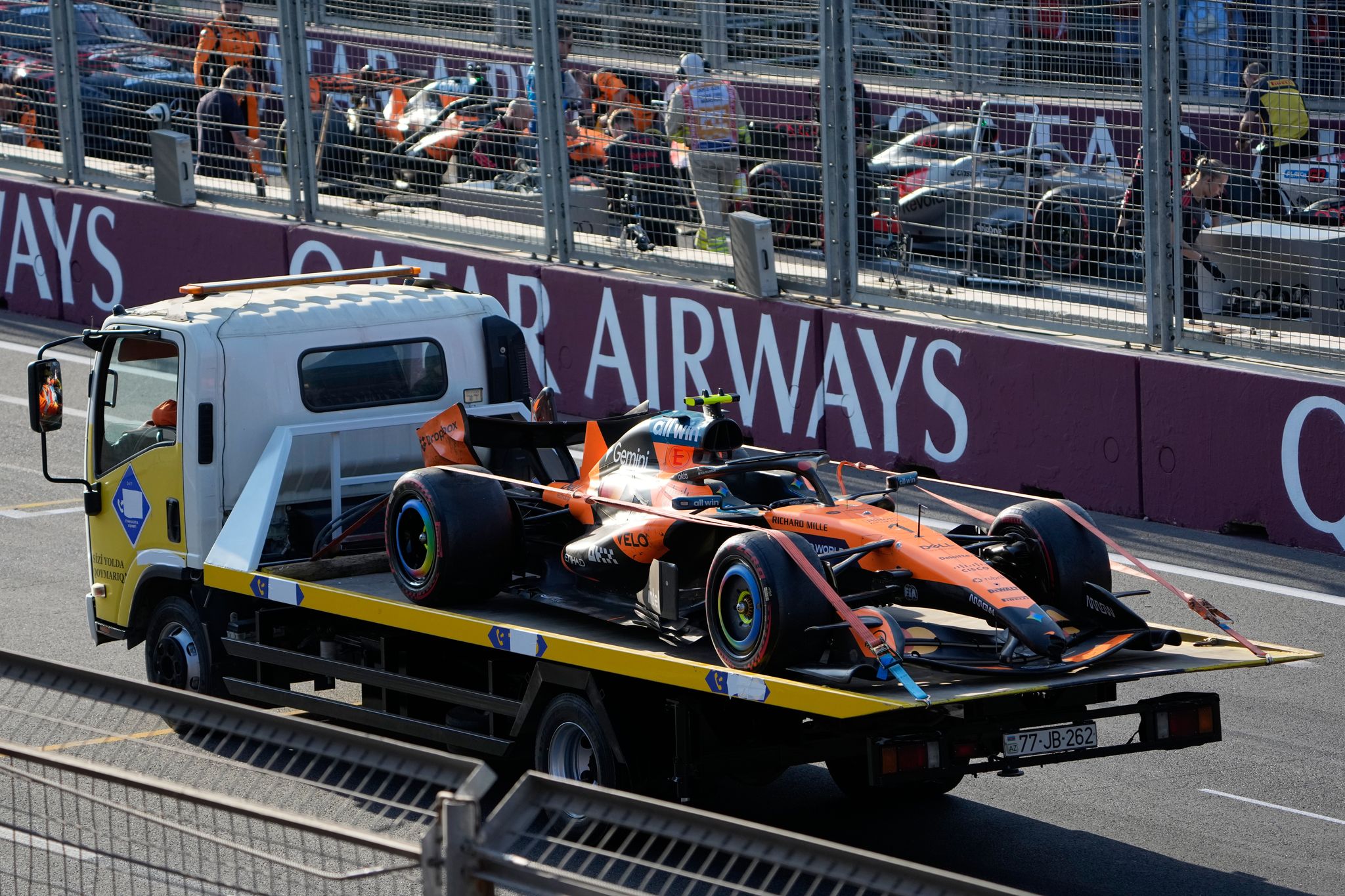 Lando Norris scheidet in Baku unverschuldet aus.