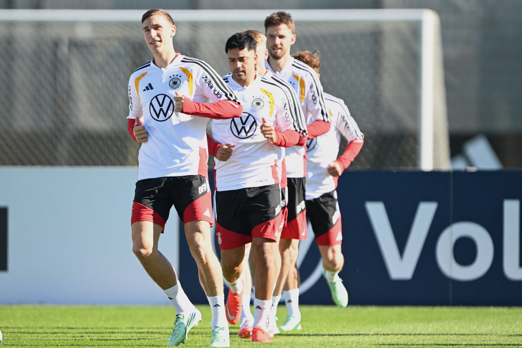 Nico Schlotterbeck (l) kommt nach seiner schweren WM-Verletzung langsam wieder in Form.