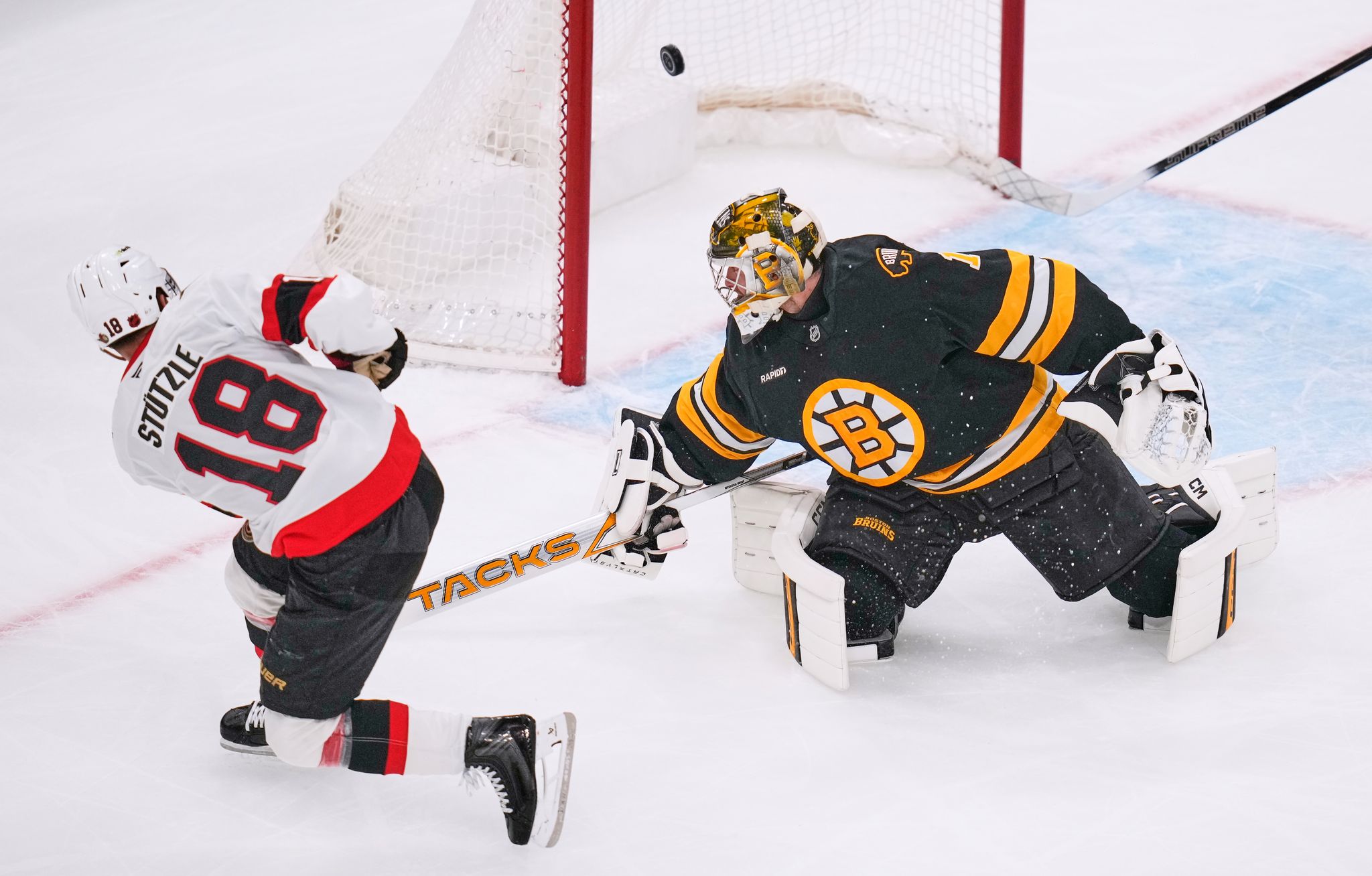 Tim Stützle traf schon im ersten Drittel doppelt gegen die Bruins.