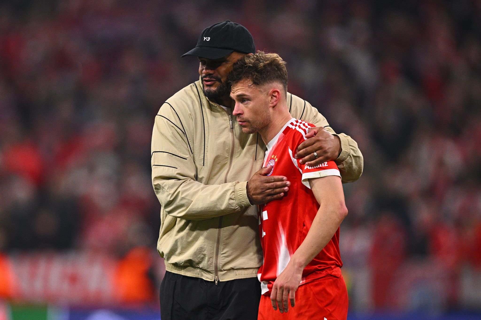 Bayern-Trainer Vincent Kompany (l) mit seinem Antreiber Joshua Kimmich. (Archivbild)