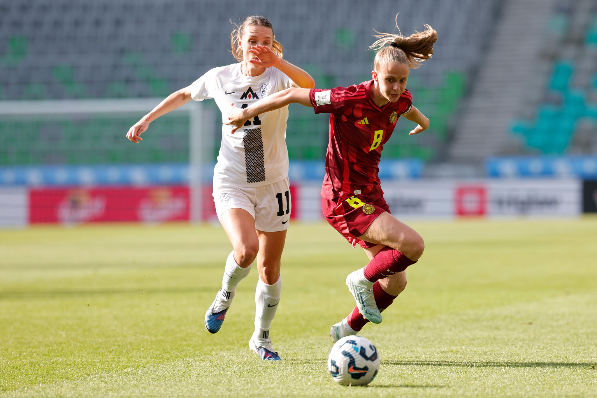 Vivien Endemann (r) fehlt den deutschen Fußballerinnen. (Archivbild)