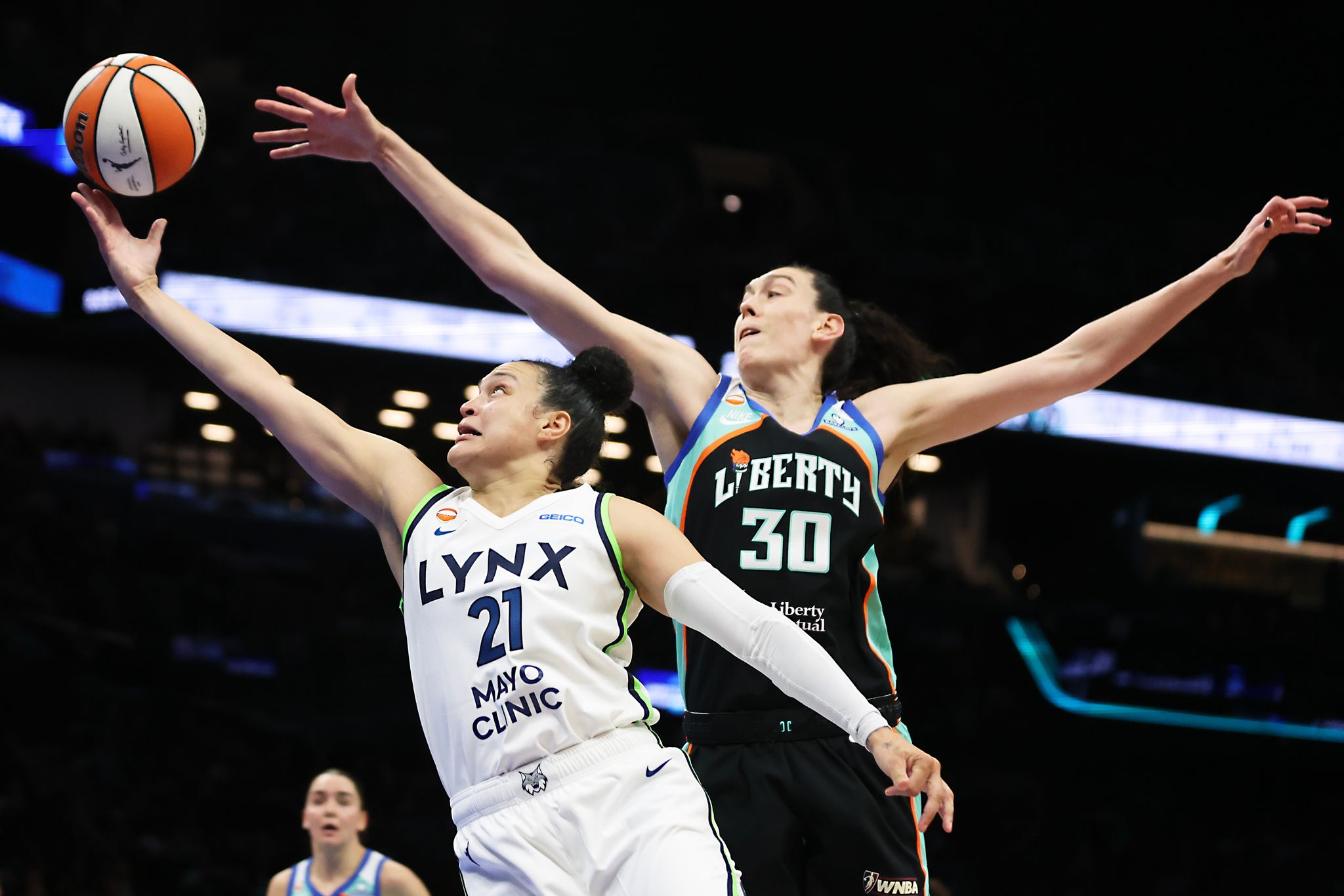 Die New York Liberty um Star-Spielerin Breanna Stewart haben sich in der ersten Playoff-Runde durchgesetzt.
