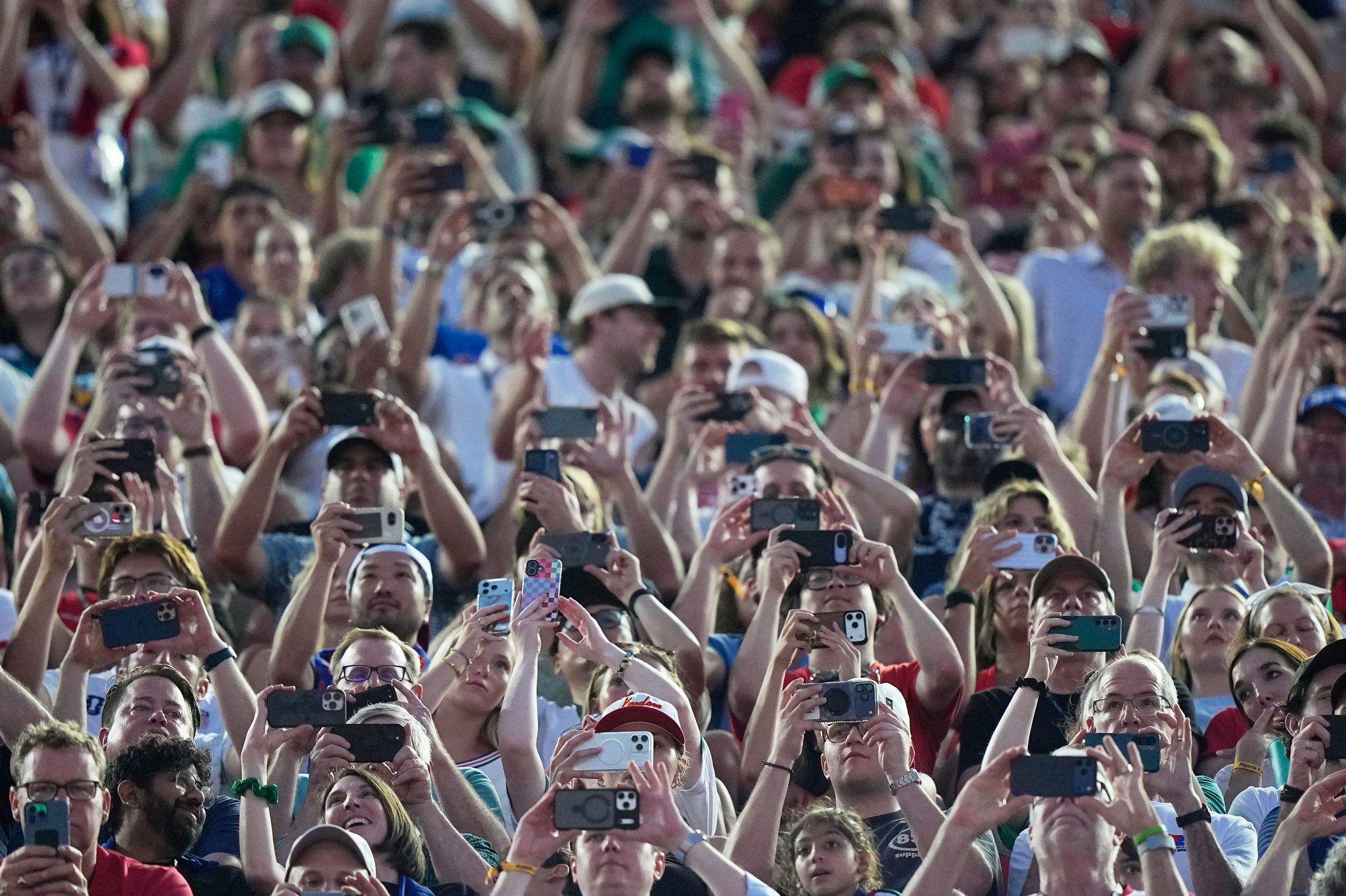 Dass Fans ihre Mobiltelefone zücken, gehört auch im Stadion längst zum Alltag. (Archivbild)