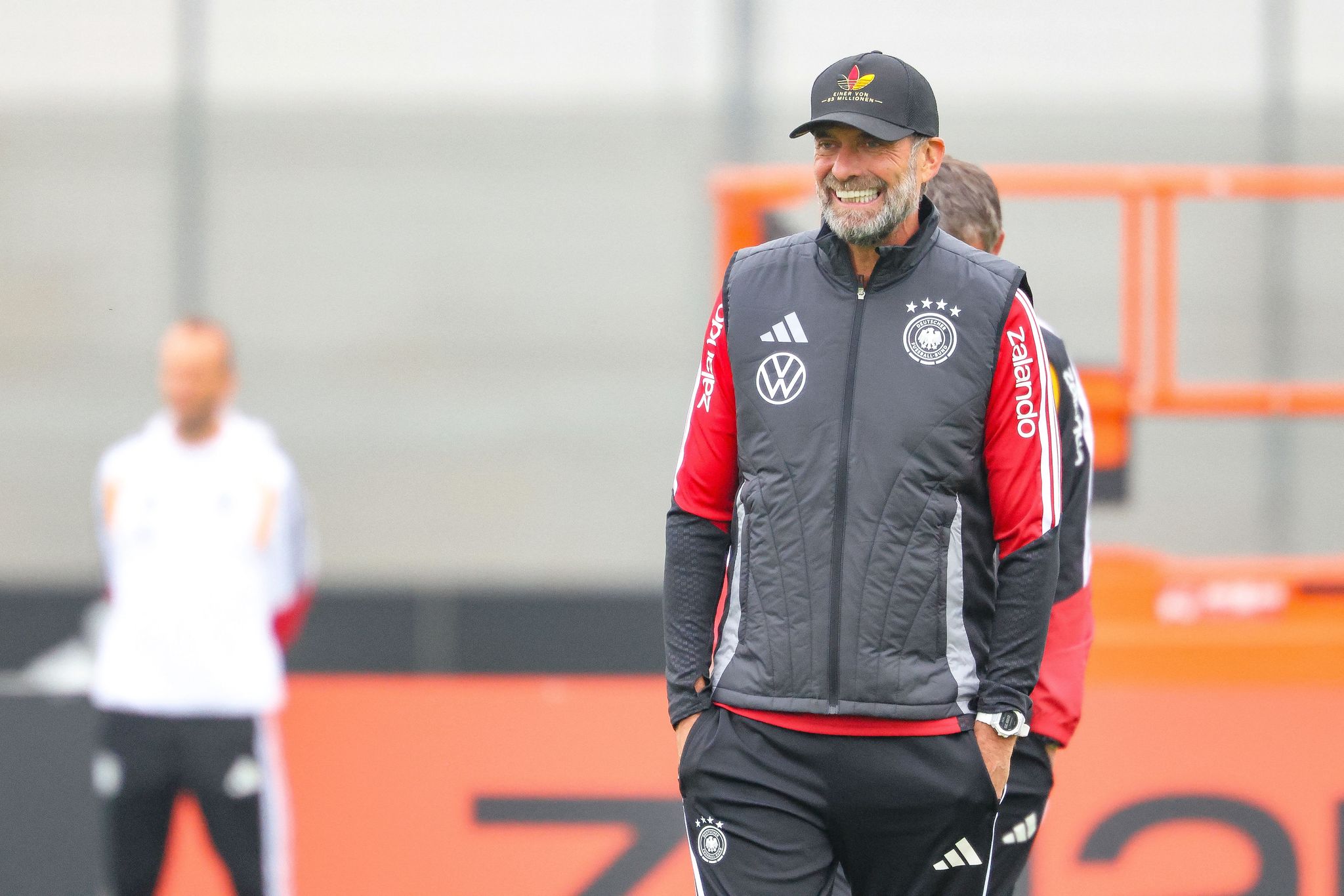 Jürgen Klopp warm eingepackt beim Training in Franken vor dem Kurztrip nach Thessaloniki.