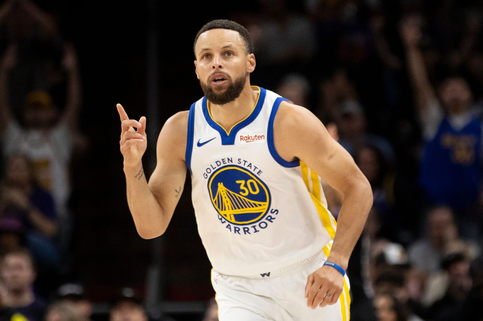 Stephen Curry verlängert Medienberichten zufolge seinen Vertrag bei den Warriors. (Archivbild)