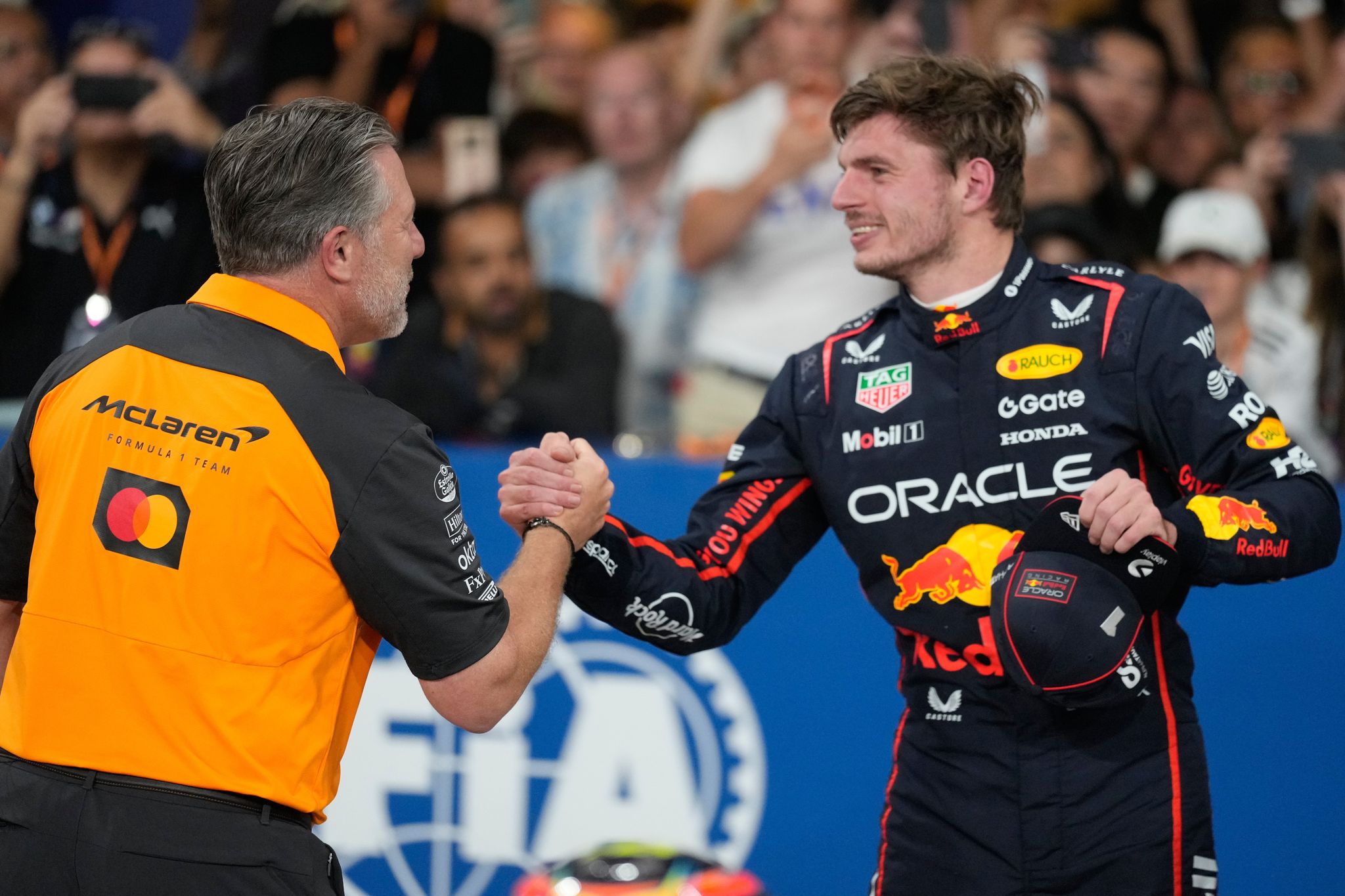 Zak Brown (l) hätte Max Verstappen gerne einmal in seinem Team. (Archivbild)