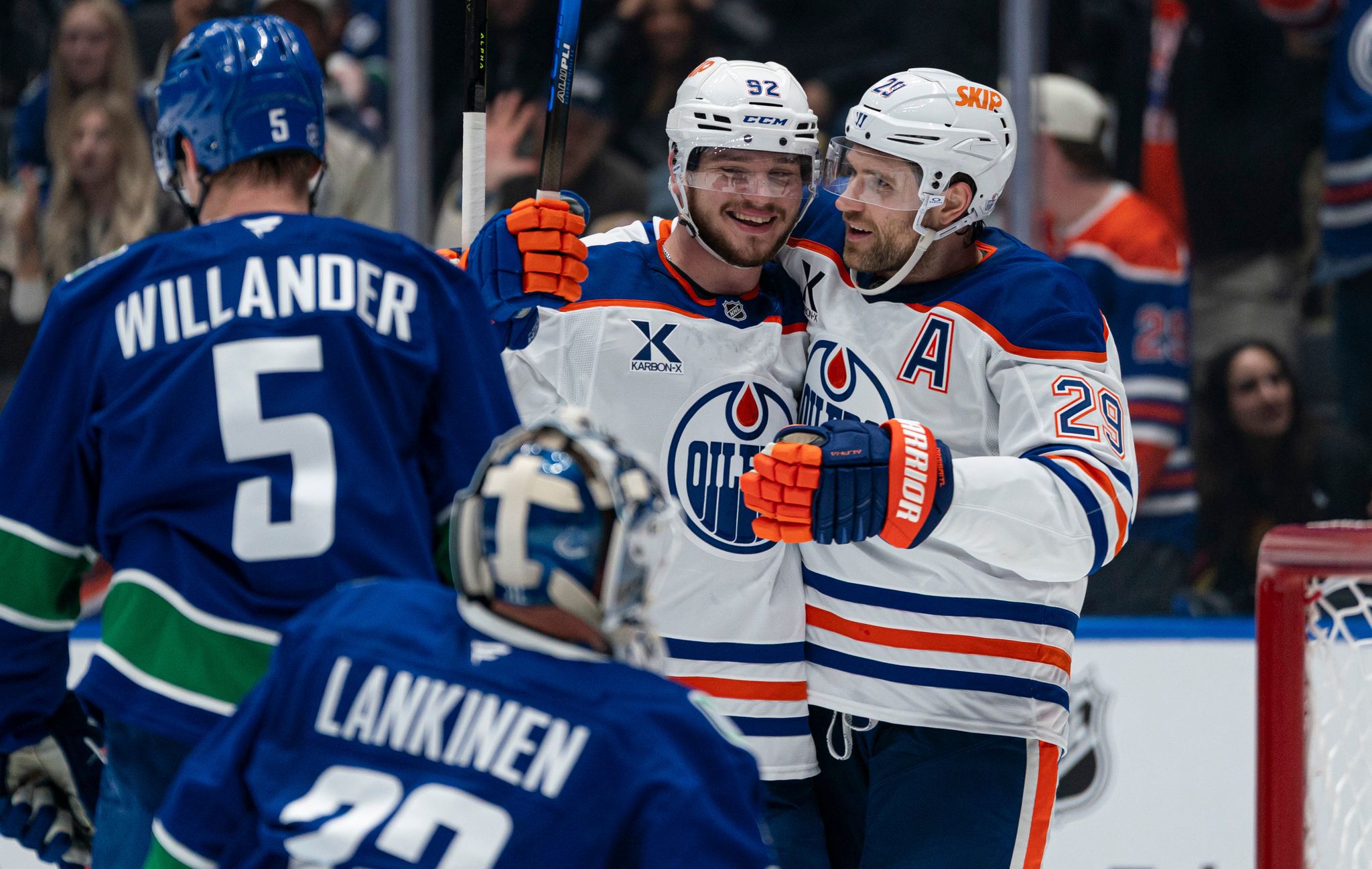 Leon Draisaitl (l) gelangen beim Sieg gegen Vancouver seine ersten Saisontreffer.