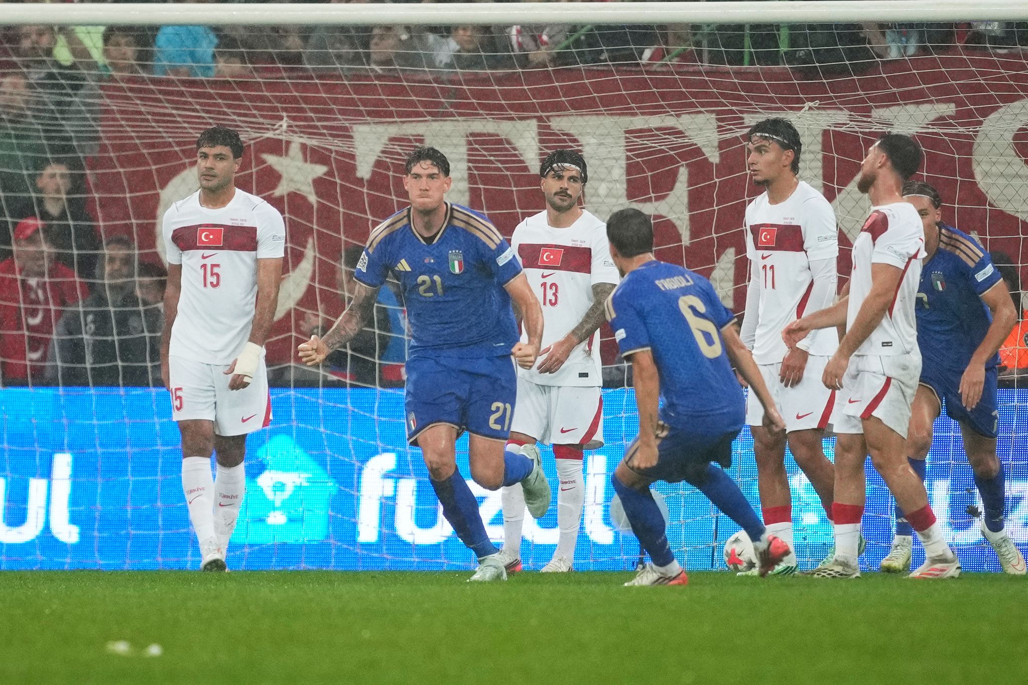 Die Italiener jubeln über ihren ersten Treffer in der Türkei.